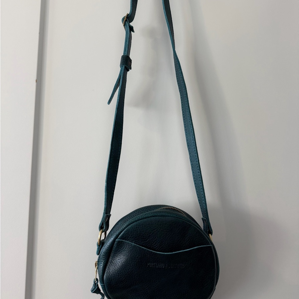 Portland Leather Lagoon/Teal Round Crossbody Bag NWOT - Picture 3 of 4